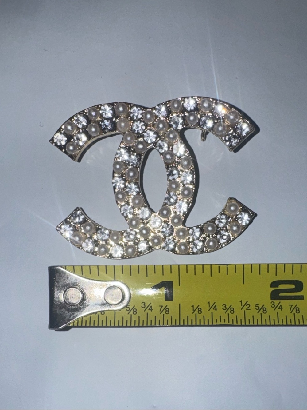 🛍️Pearl & Crystal Interlocking CC Logo Brooch - Picture 2 of 5